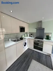 Central Gloucestershire Flat - 1 BR Sleeps 6 - Image 5