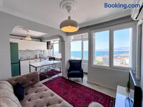 Renovated comfy apartment with unique sea view - Image 1