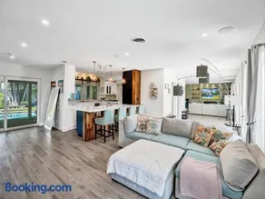 Amazing 5 bed house w pool, jacuzzi and your own boat - Image 3