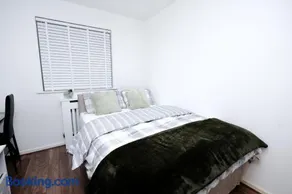 Cozy Place in Salford, Sleeps 8, 4 Bedroom, 5 Beds - Image 3
