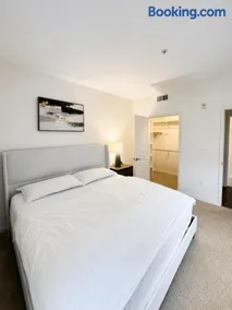 Premium 1BR Near Irvine - Prime Location - Image 2