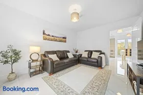Fern Walk Spacious 3 Bedroom House - Dalkeith - Image 1