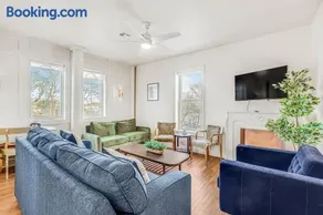Spacious 4BR Duplex - 5 Blks 2 Beach - Badges Incl - Image 4