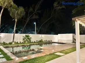 Modern Oceanfront Retreat 2BD 2BDR Wifi Pool - Image 2