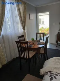 Cozy, self-catering Garden Flat - Image 4