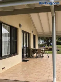 Jen’s Beach House - easy walk to the Ocean, Colourpatch Cafe by the river - Image 2