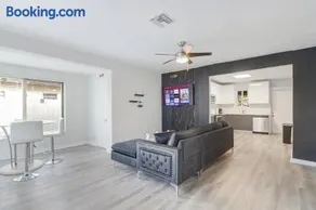 Spacious and luxurious home centrally located between Miami and Ft. Lauderdale - Image 4