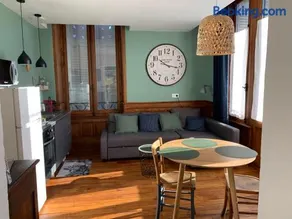 A deux pas de la gare, La Maison Rouge - Image 1