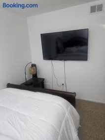 Cozy One Bed Room - Image 2