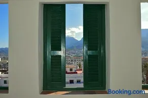 Luxurious apartment at top location with scenic mountain view - Image 1