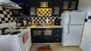 Cute private apartment near historic Woodstock Square - Image 3