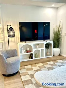 Chic 1BR Walk to Coogee Sands & Hospital - Image 5