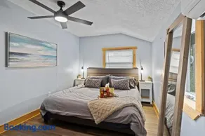 Cozy Home W/ King Bed & Lake access - Image 3