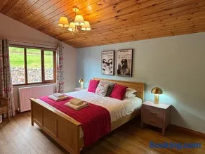 Skylark Lodge with Hot Tub - Image 3