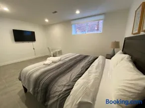 Yorkmills and Bayview !B Spacious and Stylish Private Bdr with Shared Bathroom - Image 3