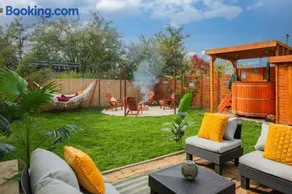 The Hajdu Hide-Away - Cozy, Private House, Hot Tub & Garden, Pet Friendly - Image 1