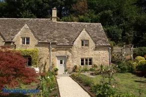 No9 Bibury - Picturesque Cotswold Cottage with incredible views over Arlington Row - Image 3