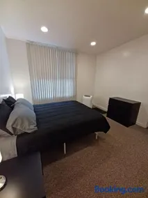 Spacious 2BR South Side Retreat - Free Parking - Fast WiFi - Image 3