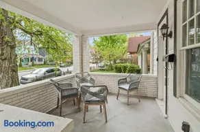 3BR City Chic Modern Apt - Central Location - Image 2