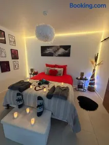 Love room proche du bassin , jacuzzi, jardin privé - Image 1