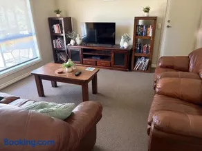 Unique Zone half house with games room & outdoor jacuzzi in Maiden Gully, Bendigo - Image 1