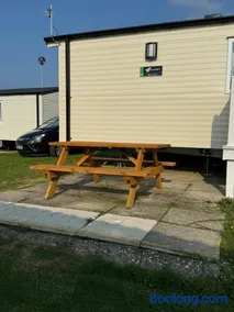 Modern Caravan 2 Bedrooms Sleeps 6 near Weymouth - Image 4