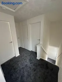 Modern Family Haven 5BR Free Parking - Image 3