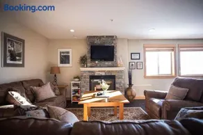 The Trail House 7BR Sleeps 18 Spacious Retreat - Image 2