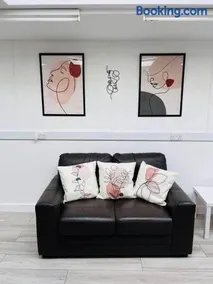 Great space with garden and parking - Image 4