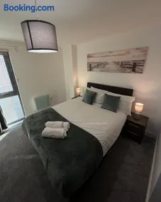 Central Liverpool 2-Bed Balcony Apartment by StaySavvy Accommodation - Image 3
