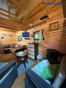 Cottage with access to the lake - Image 3