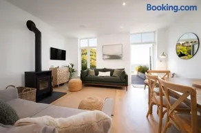 Harbour Tide, Inviting 3 BR Apt, Large Terrace and Sea View, Parking - Image 2
