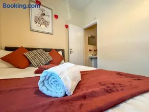 Sherry's 2 Bed Guest House - Image 2