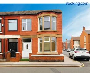 SidemerseyLivings - Step-Free 4BR Home, Ground Floor Bed & Bath, Private Gated Parking - Image 3