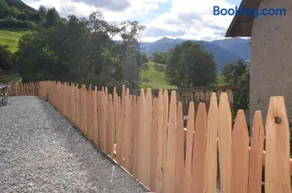 SOMMERFRISCHE TSCHENGLS Ein ganzes historisches Ferienhaus für euch in SÜDTIROL Urlaub im ruhigen Bergdorf Tschengls im Vinschgau mit Weitblick und Gartenterrasse ideal für Kleingruppen Familien mit Hund - Image 2