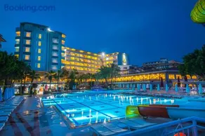 Mira Meridia Beach Hotel - Image 1