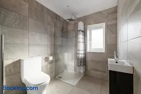 Luxurious Relaxing 6 Bed House for great comfort - Image 2