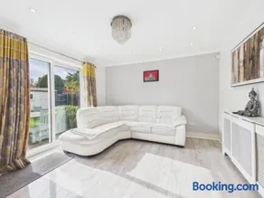 Modern & Cosy Home with Free Parking and Wifi - Image 2
