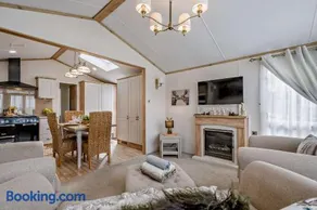 Bunny Lodge Quiet 2-Bed Luxury Home near Milford on Sea - Image 2