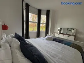 Elegant Reading Haven: 2BD Period Charm & Garden - Image 5