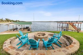 Lakefront retreat, hot tub, pets - Image 1