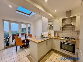 Private 2BR house, Cheltenham Centre & Parking - Image 4