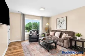 Spacious 1BR Upper Flat in the Heart of Roseville - Image 3