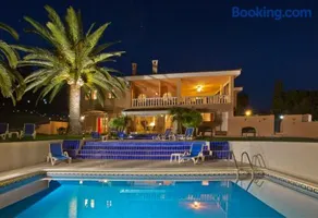Villa Tranquilla - Sea View Apartments with Pool - Walk to Beach - Family and pet Friendly - Image 1