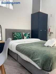 Modern and Spacious Home CITY CENTRE location and FREE parking - Image 5