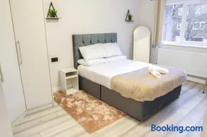 Modern 2BR Apartment in Wembley, - Image 5
