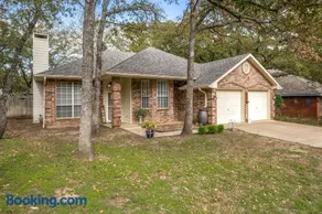 Spacious Brick House 3BR 2BA A+ - Image 2