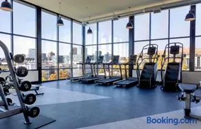 Prime Location Rooftop Pool Hot Tub & Gym - Image 2