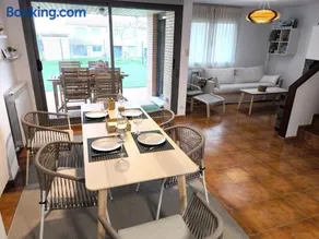 Unifamiliar con jardín, piscina, tenis y pádel - Image 4