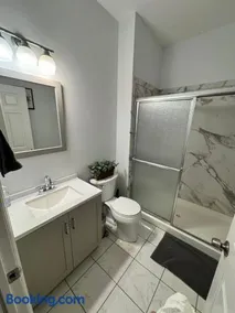 4 Rooms Family House With Backyard, Laundry And Parking - Image 4